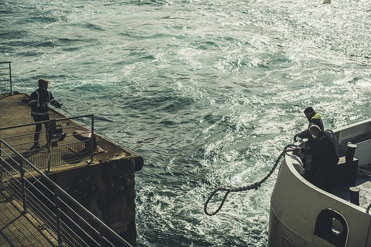 Arrivée du bateau de la compagnie Penn Ar Bed, qui assure la liaison avec le continent, au port du Stiff au nord-est de l'île.