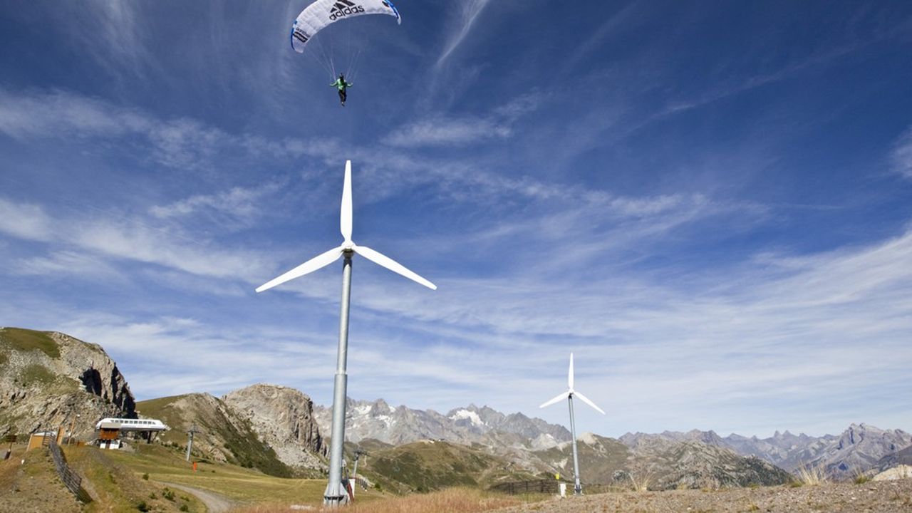 Deux éoliennes ont été récemment installées en haut des pistes, à 2.400 mètres d'altitude.