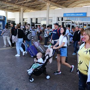 Des visiteurs russes à l'aéroport d'Antalya, en Turquie, au lendemain de l'allocution télévisée de Vladimir Poutine.