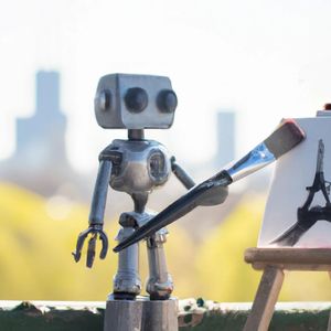 « Un robot jouet peignant la Tour Eiffel sur un chevalet. » (Image générée avec l'intelligence artificielle Dall-E d'Open AI).