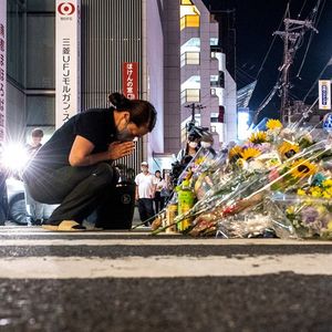 Une femme s'incline à l'endroit où l'ancien Premier ministre Shinzo Abe a été abattu, le 8 juillet 2022.