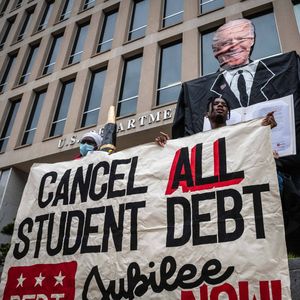 Quelque 43 millions d'emprunteurs détenaient 1.600 milliards de dollars de prêts étudiants fédéraux fin juin.