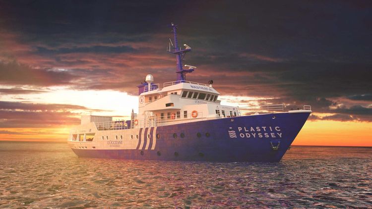 Plastic Odyssey mesure 40 mètres de long et peut accueillir 20 personnes à son bord.