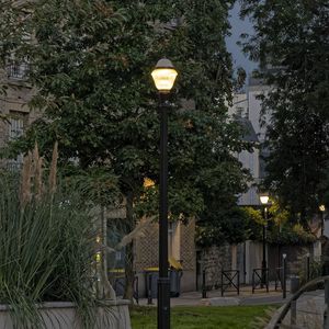 A Boulogne-Billancourt et Sèvres, toutes les ampoules des réverbères publics ont été remplacées par des LED