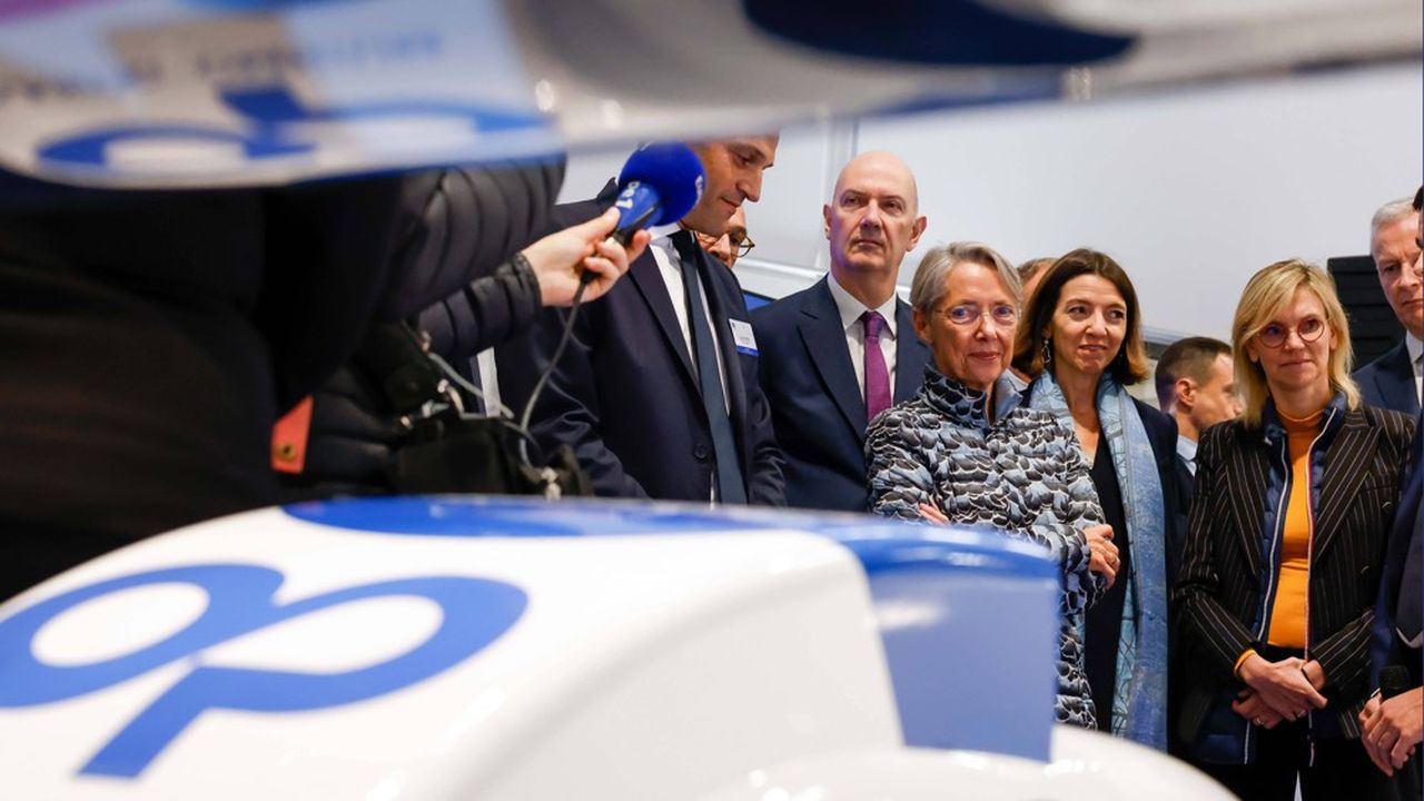 La Première ministre Elisabeth Borne visite l'usine Alphatec de Plastic Omnium dans le cadre de la stratégie hydrogène de la France.