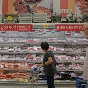 Dans un supermarché de Rio de Janeiro, les Brésiliens sont confrontés à l'inflation alimentaire qui était de 11,3 % en mars.