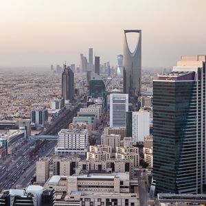 Les projets financés par le Public Investment Fund visent à réduire la dépendance de l'économie saoudienne aux hydrocarbures.