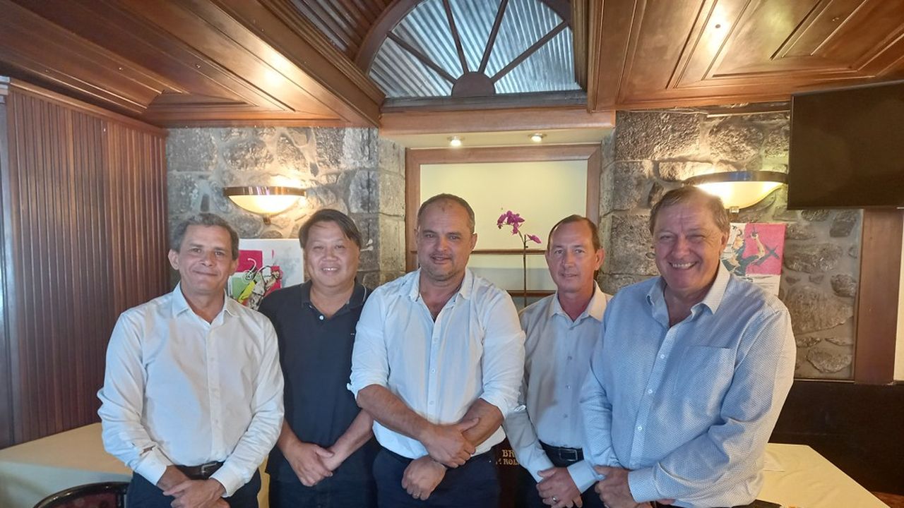 Gérard Lebon (au centre) et des responsables de la CPME Réunion, le 29 septembre à Saint-Denis.