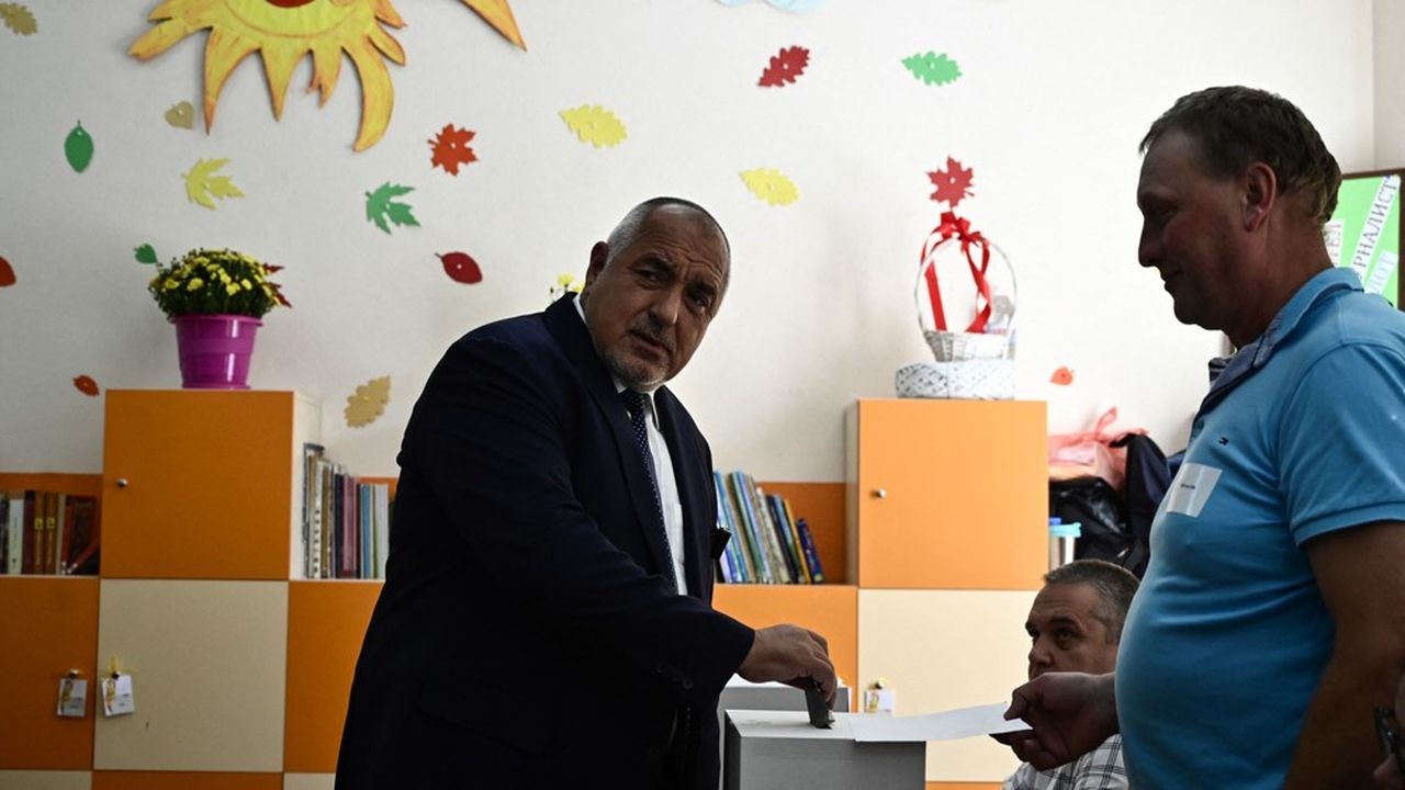 Boïko Borissov, ancien Premier ministre et leader du parti conservateur GERB, met son bulletin dans l'urne dans un bureau de vote à Sofia, dimanche.