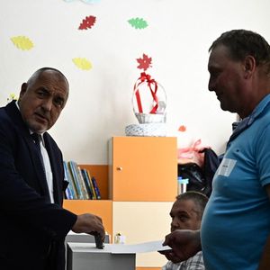 Boïko Borissov, ancien Premier ministre et leader du parti conservateur GERB, met son bulletin dans l'urne dans un bureau de vote à Sofia, dimanche.