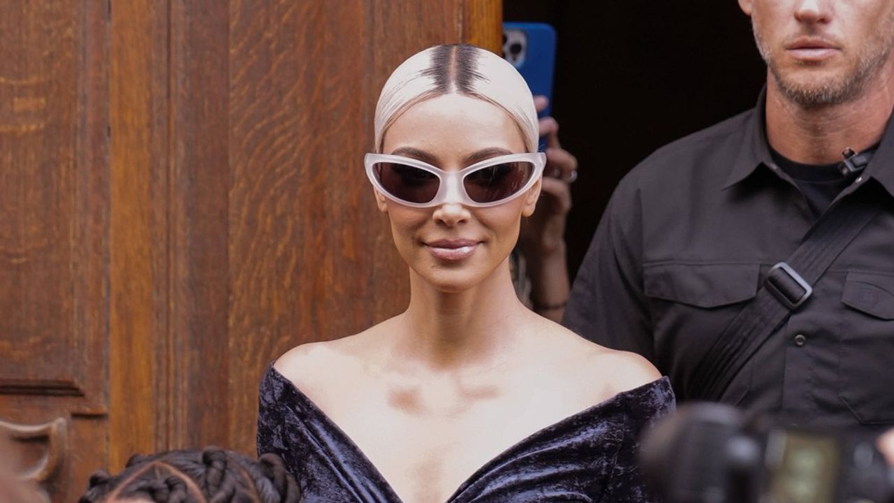 Kim Kardashian au défilé de Balenciaga Haute Couture (collection hiver 2022 2023) durant la Fashion Week à Paris, en juillet 2022.