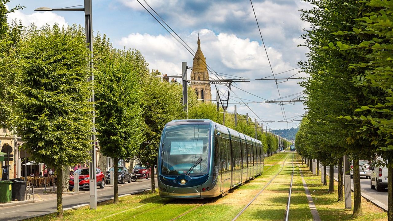 Une ligne de tramway à Bordeaux. 59 % des habitants des grandes villes prennent régulièrement les transports en commun. Soit une progression de 6 points en un an, mais un niveau très en retrait par rapport à l'avant-Covid.
