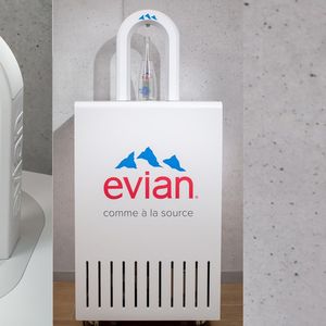 Danone a mis au point une fontaine délivrant de l'eau d'Evian dont l'objectif est de réduire l'empreinte carbone de la marque.