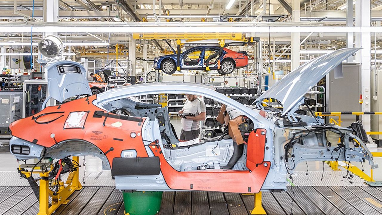 Sur la chaîne d'assemblage de l'usine Bentley de Crewe, au Royaume-Uni, le 14 juin 2022.