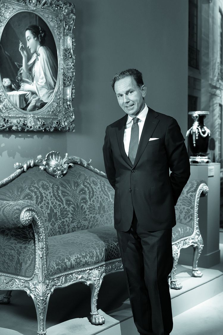 Mario Travella, président de Sotheby's France et chairman de Sotheby's Europe, devant une toile de François Boucher, un des 1200 lots de la vente Lambert.