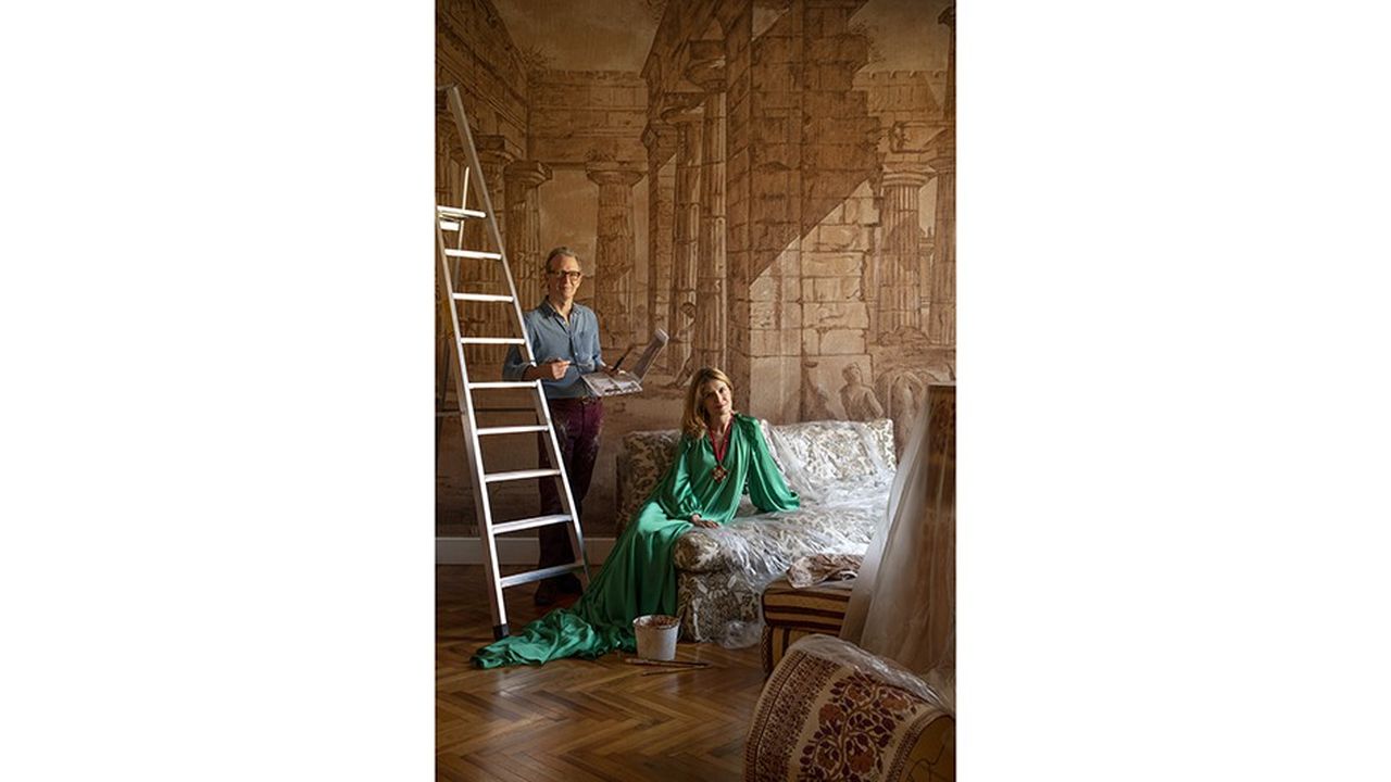Ashley Hicks et Martina Mondadori dans leur appartement milanais. Ashley a peint a peint des fresques inspirées par un motif trouvé sur un caftan ottoman pour le grand salon et par une gravure de Piranèse pour le petit salon.
