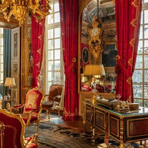 Du 11 au 14 octobre, Sotheby's organise à Paris la vente de ce qu'ils appellent « l'Hôtel Lambert, une collection princière », composée de mobilier et d'objets d'art appartenant au collectionneur Hamad Al Thani.