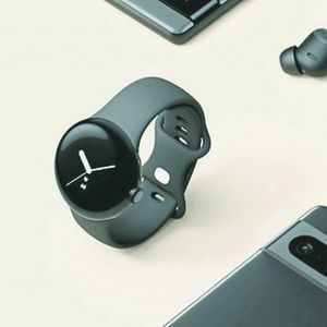 La Pixel Watch, disponible en précommande à partir du jeudi 6 octobre, vient élargir la gamme de produits mobiles de Google, aux côtés des écouteurs Pixel Buds et des nouveaux smartphones Pixel 7 (à droite) et Pixel 7 Pro (en bas).