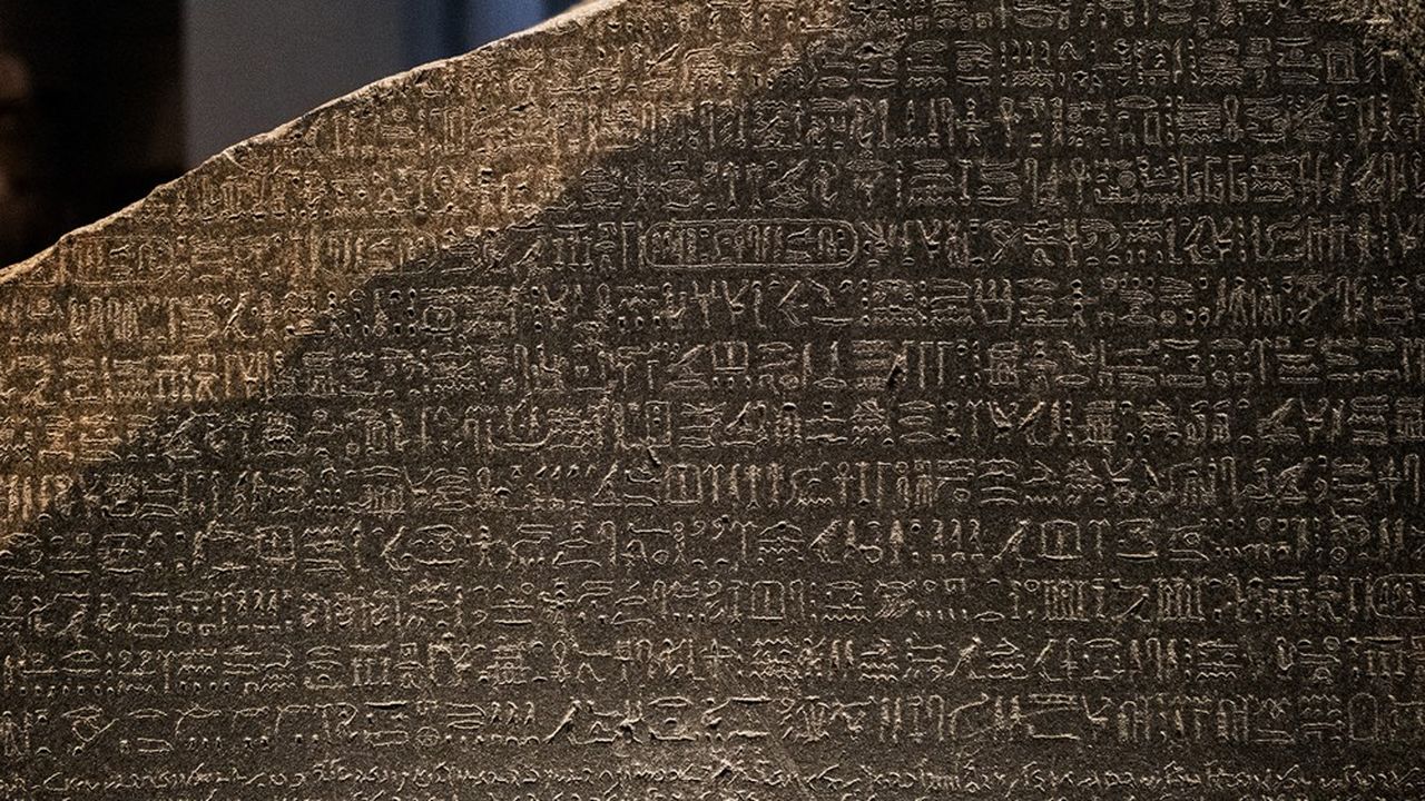 La pierre de Rosette est exposée au British Museum de Londres, après être passée aux mains des Britanniques après la capitulation française en l'Egypte en 1801.