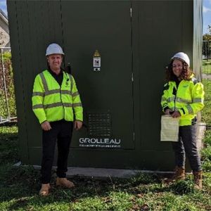 Grolleau installe des shelters NRO au Royaume-Uni dans le cadre du déploiement local de la fibre optique.
