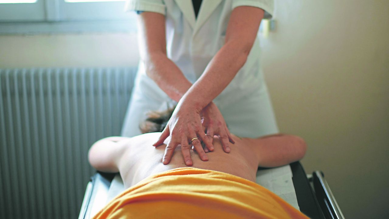 Le nombre de masseurs-kinésithérapeutes libéraux a augmenté en moyenne de plus de 3 % depuis 2011 pour atteindre près de 73.500 en 2021, selon l'Assurance Maladie.