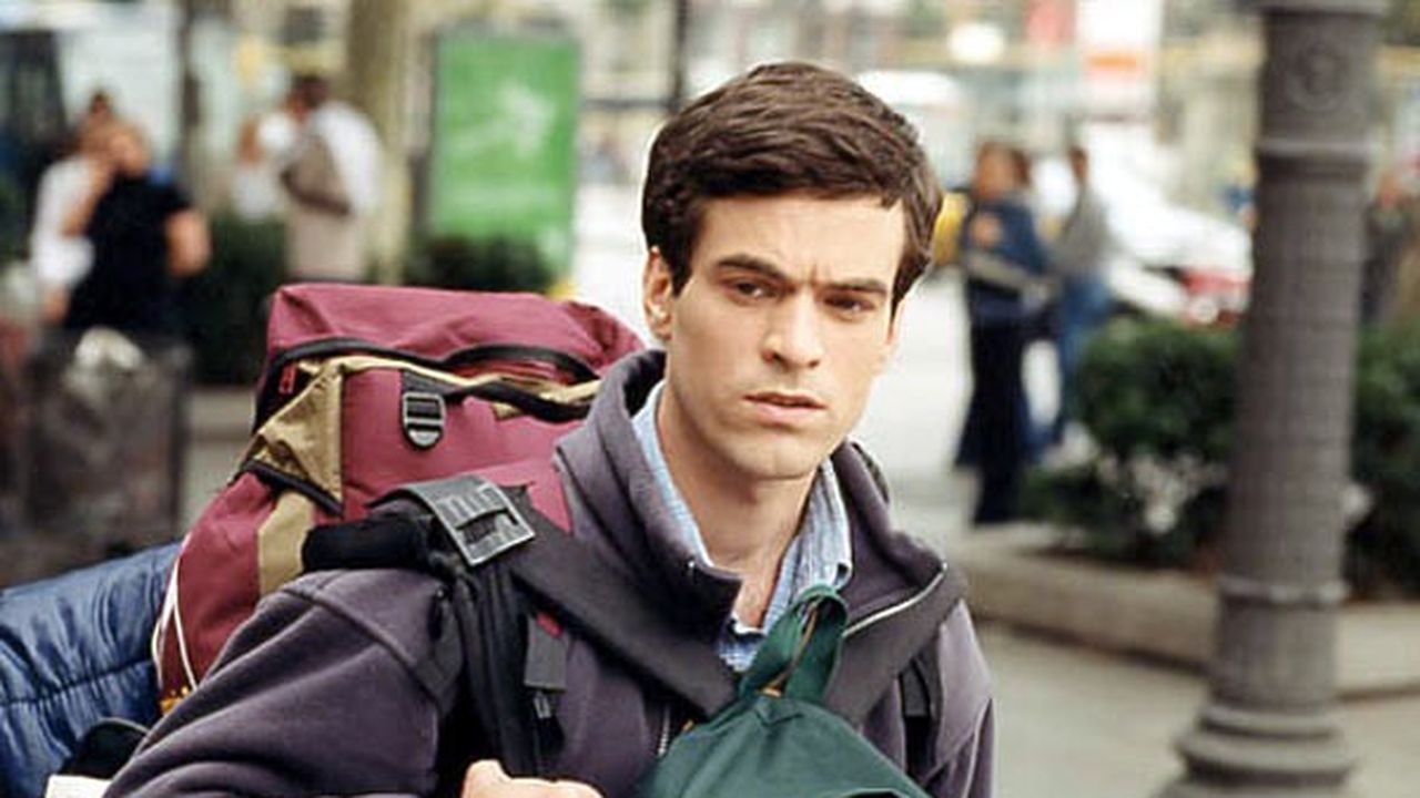 Romain Duris interprète Xavier, l'étudiant Erasmus le plus connu de France dans l'Auberge espagnole de Cédric Klapisch, sorti en 2002.