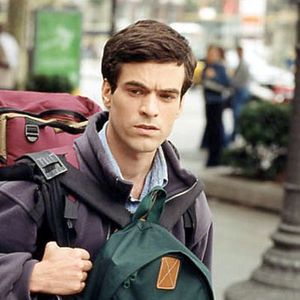 Romain Duris interprète Xavier, l'étudiant Erasmus le plus connu de France dans l'Auberge espagnole de Cédric Klapisch, sorti en 2002.