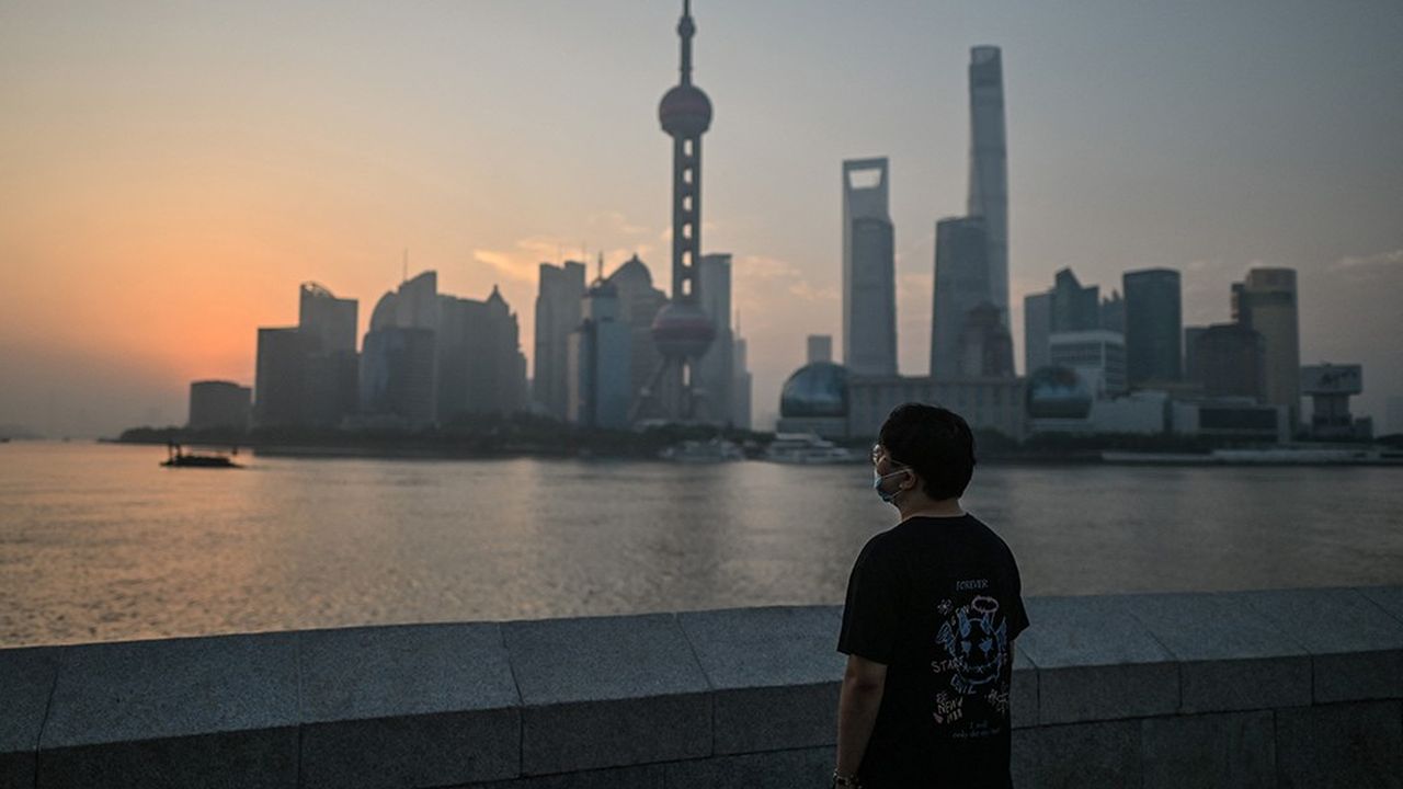 Sur le Bund, célèbre promenade qui longe le fleuve Huangpu, le 7 septembre 2022. Le confinement général de Shanghai a été levé le 1er juin.