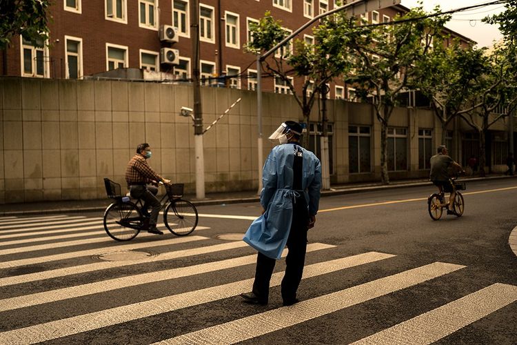 A Shanghai, le 29 mai 2022. En blouse bleue, un policier.