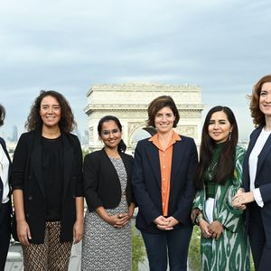 Quelques-unes des lauréates des Rising Talents, entourées d'Anne-Gabrielle Heilbronner, présidente du Women's Forum (à gauche) et de Chrystel Heydemann, CEO d'Orange (au centre).