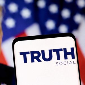 Lancé fin février, Truth Social se veut une alternative aux grands réseaux sociaux, Twitter en particulier, dont Donald Trump est suspendu depuis début janvier 2021.