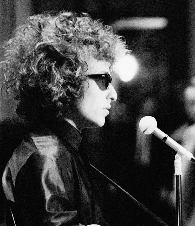 Bob Dylan sur scène en mai 1966. En 1988, sa tournée Never Ending Tour arrive à Montréal. Dans la ville natale de Leonard Cohen, Bob Dylan lui rend hommage en interprétant «Hallelujah», sortie en 1984 dans une relative indifférence.