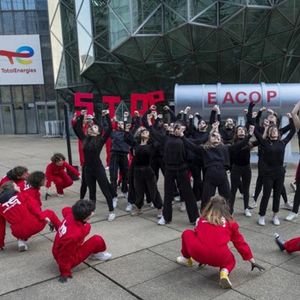 Action « STOP EACOP » menée par le collectif de danseurs Minuit12, et des activistes climatiques dont Camille Etienne, devant la Tour TotalEnergies à Paris, le 2 mars 2022.