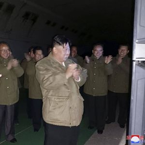 Kim Jong-un lors d'un essai de tirs mercredi 12 octobre 2022.