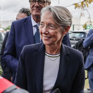 Elisabeth Borne, la Première ministre, ce vendredi à Agen, avec François Sauvadet, le président de Départements de France.
