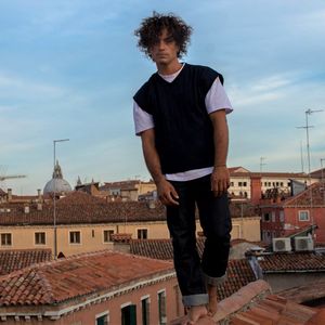 En septembre 2022, Aristide Barraud, 33 ans, en équilibre sur les toits de Venise (où il vivait avant d'être contraint de stopper sa carrière internationale de rugbyman). 