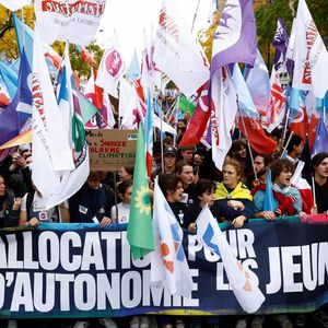 Jean-Luc Mélenchon (LFI) veut voir dans la marche « contre la vie chère » de dimanche un « nouveau Front populaire ».