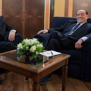 Vladimir Poutine et Silvio Berlusconi lors d'une rencontre informelle à l'aéroport de Rome, en juillet 2019.