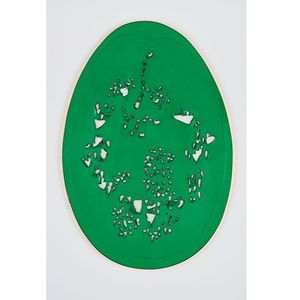 L'une des oeuvres de Lucio Fontana appartenant à la série «La Fine di Dio», une métaphore de la naissance et de la vie rendue par sa forme ovale, comme un oeuf.