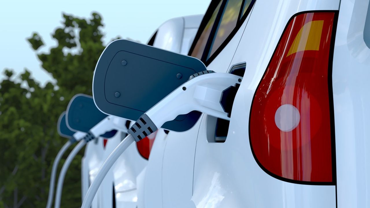 En fin d'année, les voitures électriques devraient représenter 13 % des ventes de véhicules légers dans le monde, soit +9 % par rapport à 2021, selon l'AIE.