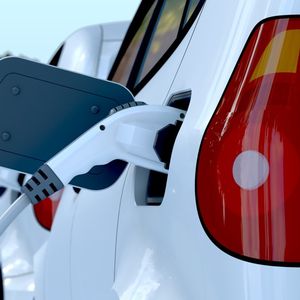 En fin d'année, les voitures électriques devraient représenter 13 % des ventes de véhicules légers dans le monde, soit +9 % par rapport à 2021, selon l'AIE.