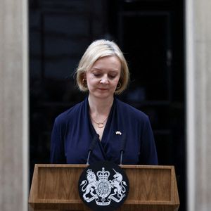 Liz Truss annonce sa démission sur le perron du 10 Downing Street à Londres, le 20 octobre 2022.