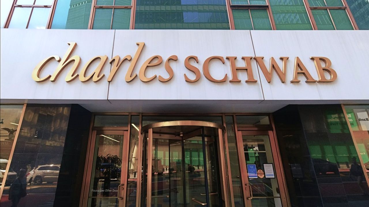 En Bourse, le cours de Robinhood affiche des pertes de près de 50 % cette année, quand celui de Charles Schwab ne recule que de 20 %.