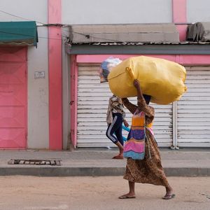 Au Ghana, face à la hausse de l'inflation et les tensions sur les taux d'intérêt, les commerçants ont baissé leur rideau en signe de protestation.