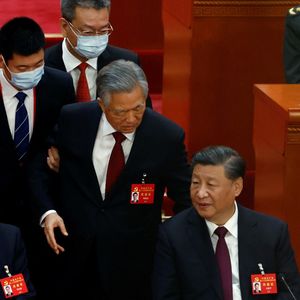 L'ancien président Hu Jintao a eu un bref échange avec Xi Jinping avant d'être escorté vers la sortie.