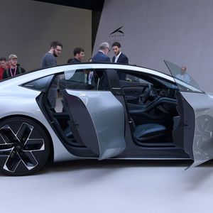 Le concept car Hopium Machina présenté au Mondial de l'auto préfigure la première berline française à hydrogène.