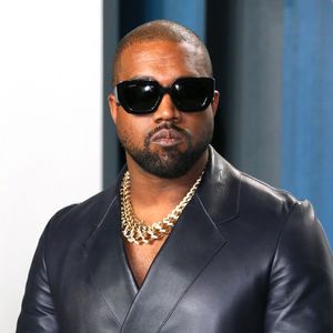 Kanye West lors de la soirée Vanity Fair organisée à Beverly Hills en marge de la remise des Oscars 2020. Balenciaga vient de décider de mettre fin à ses relations avec le rappeur qui a multiplié les dérapages et controverses.