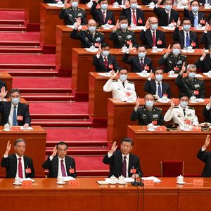 Xi Jinping, au centre, a été réélu ce week-end pour un troisième mandat consécutif de 5 ans à la tête du Parti communiste.