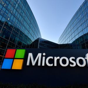 Microsoft emploie en direct 2.200 salariés en France mais revendique faire travailler près de 80.000 personnes chez ses partenaires, notamment dans les entreprises de services numériques.