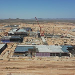 Au nord de Phoenix, le chantier de l'usine de semi-conducteurs de TSMC, qui produira 20.000 galettes de silicium par mois à partir de 2024.